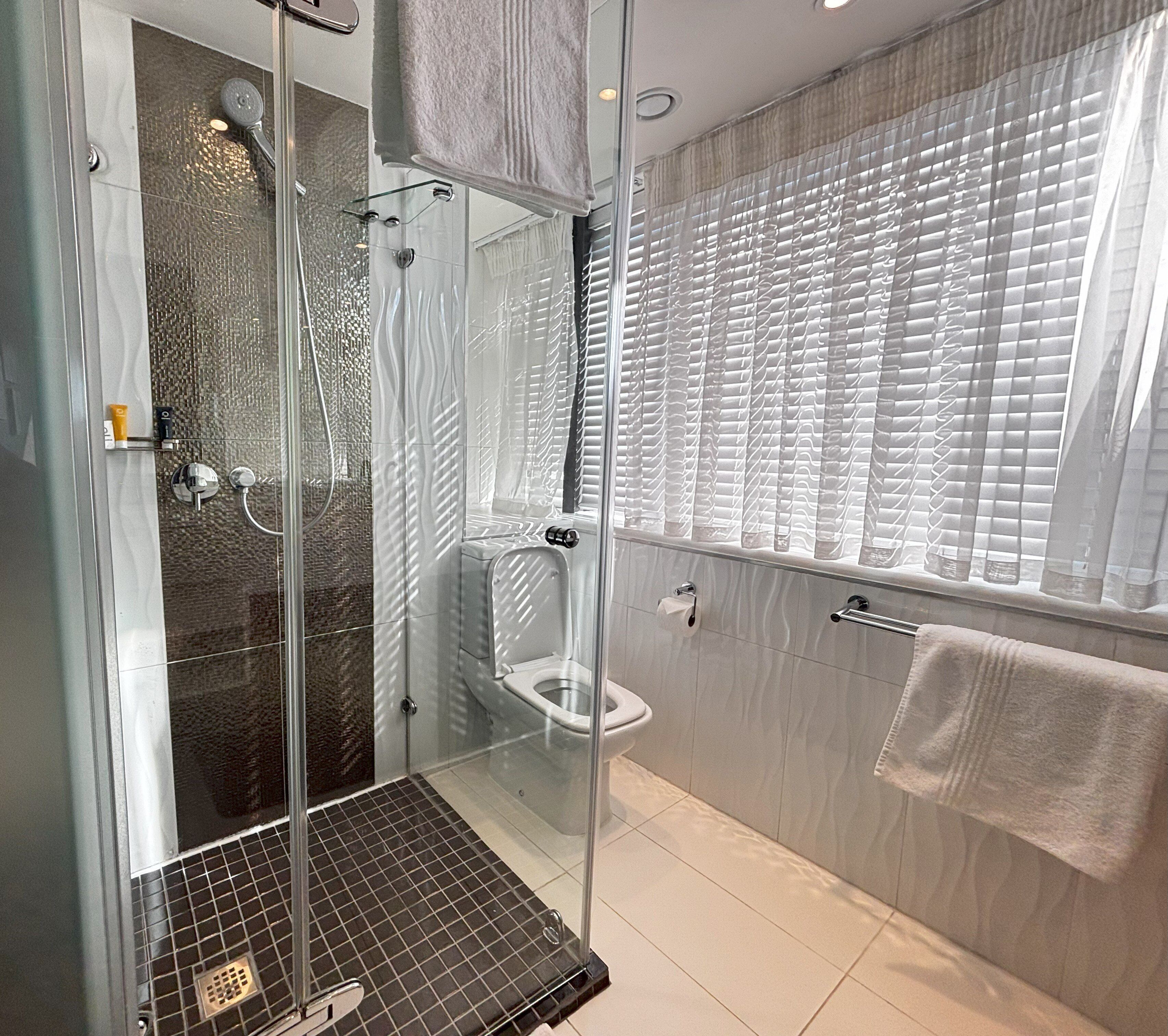 suite | raised toilet seat