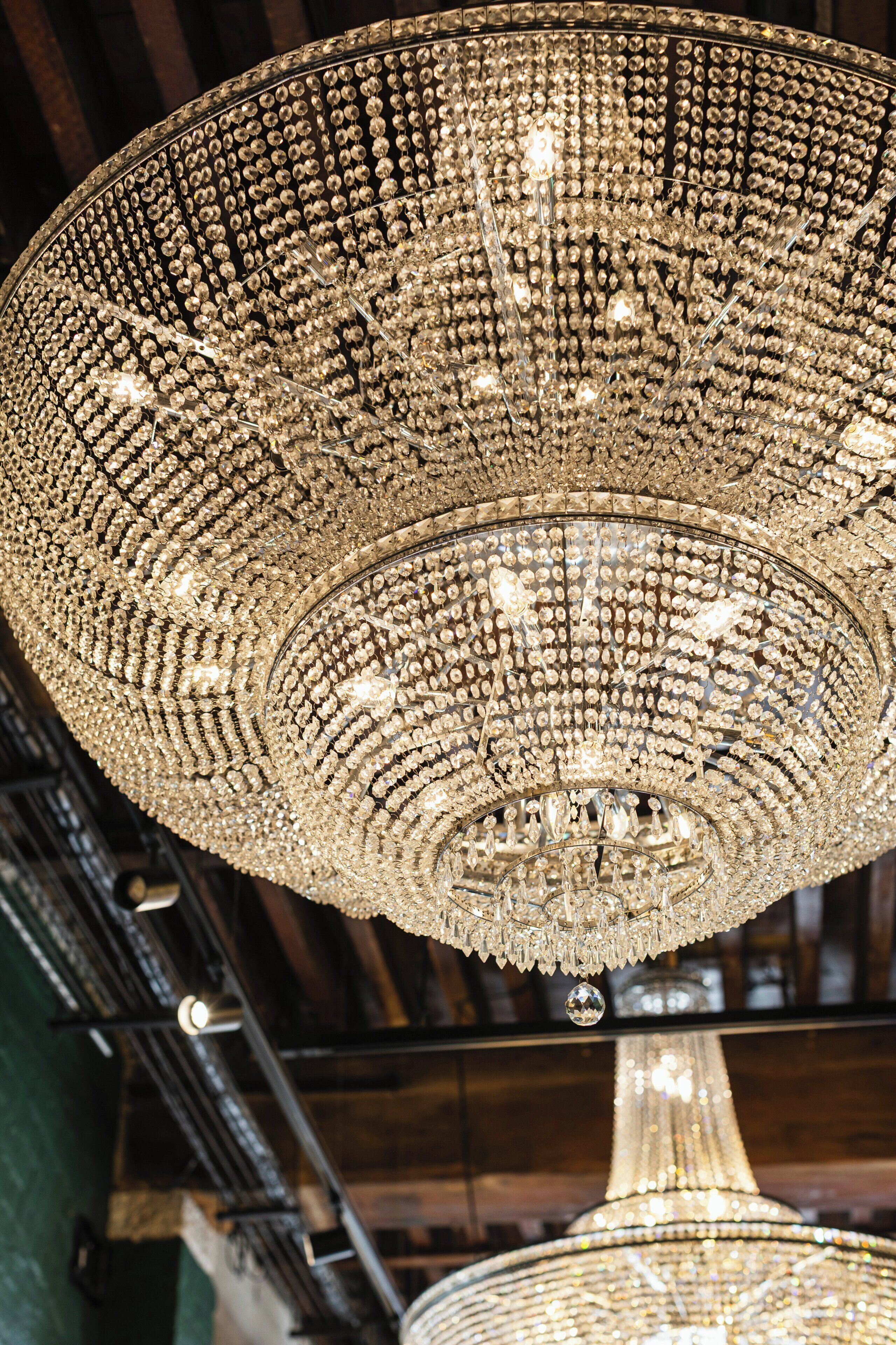 Un grand lustre somptueux, orné de plusieurs niveaux de décorations en cristal.
