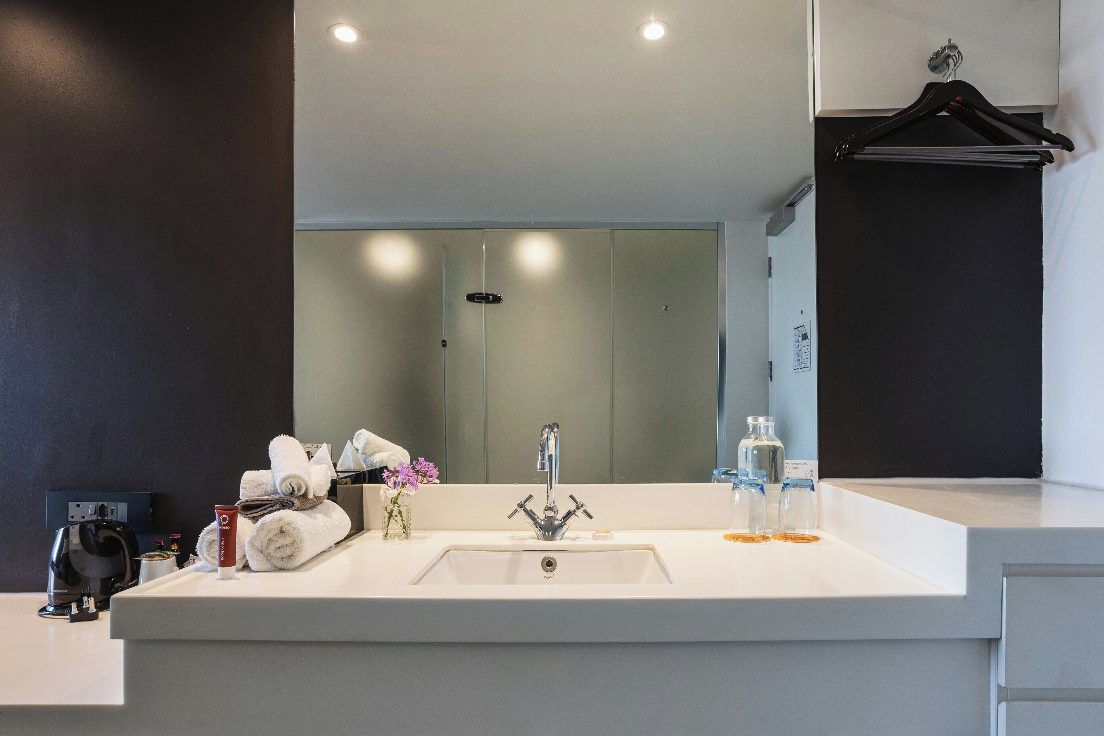 Een douche, gratis toiletartikelen, een haardroger, handdoeken