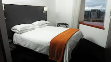 Rom – standard, 1 queensize-seng | Safe på rommet, blendingsgardiner og strykejern/-brett
