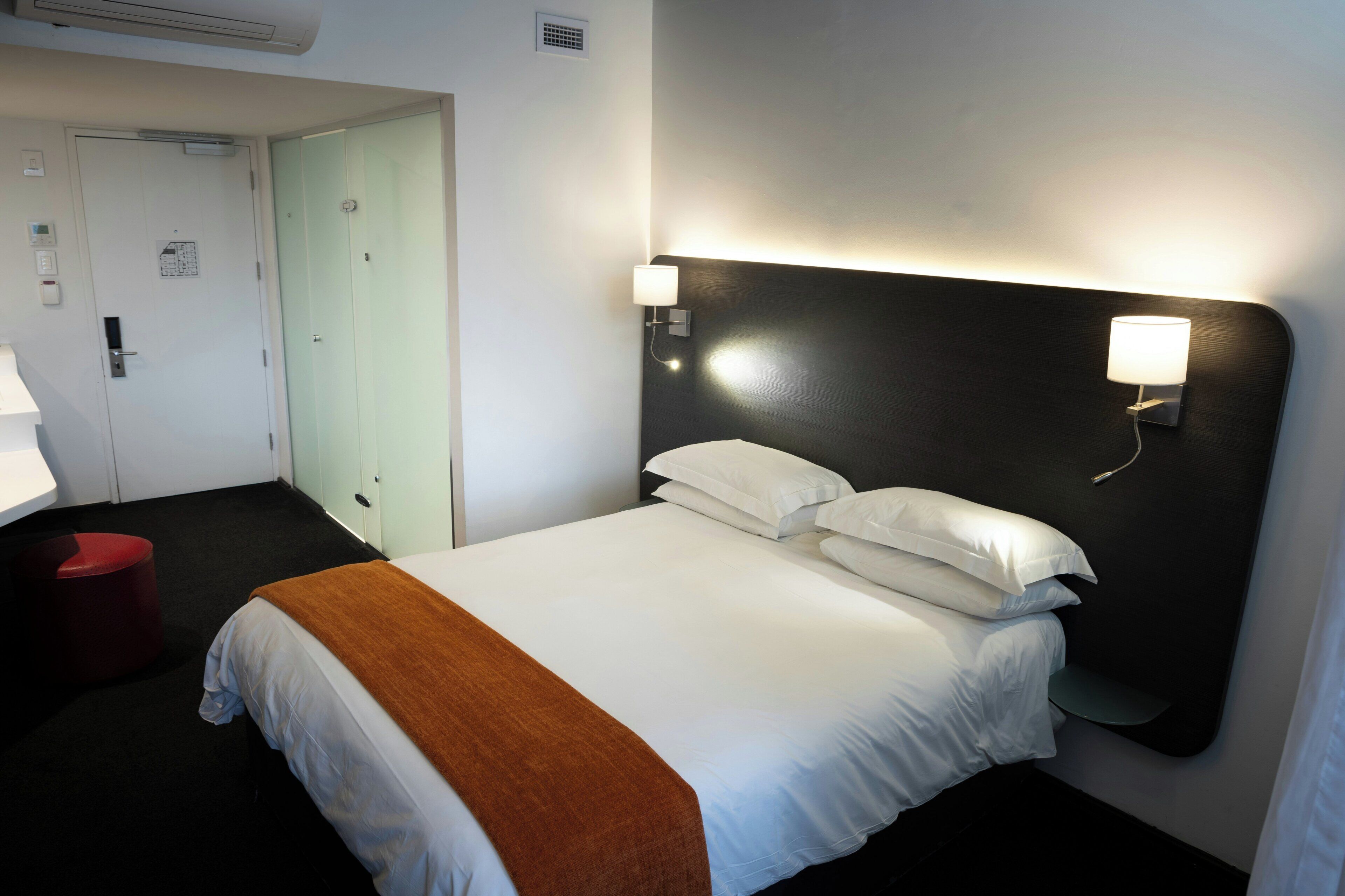 Standard Room, 1 Queen Bed | In-room safe, blackout drapes, iron/ironing board (on request)