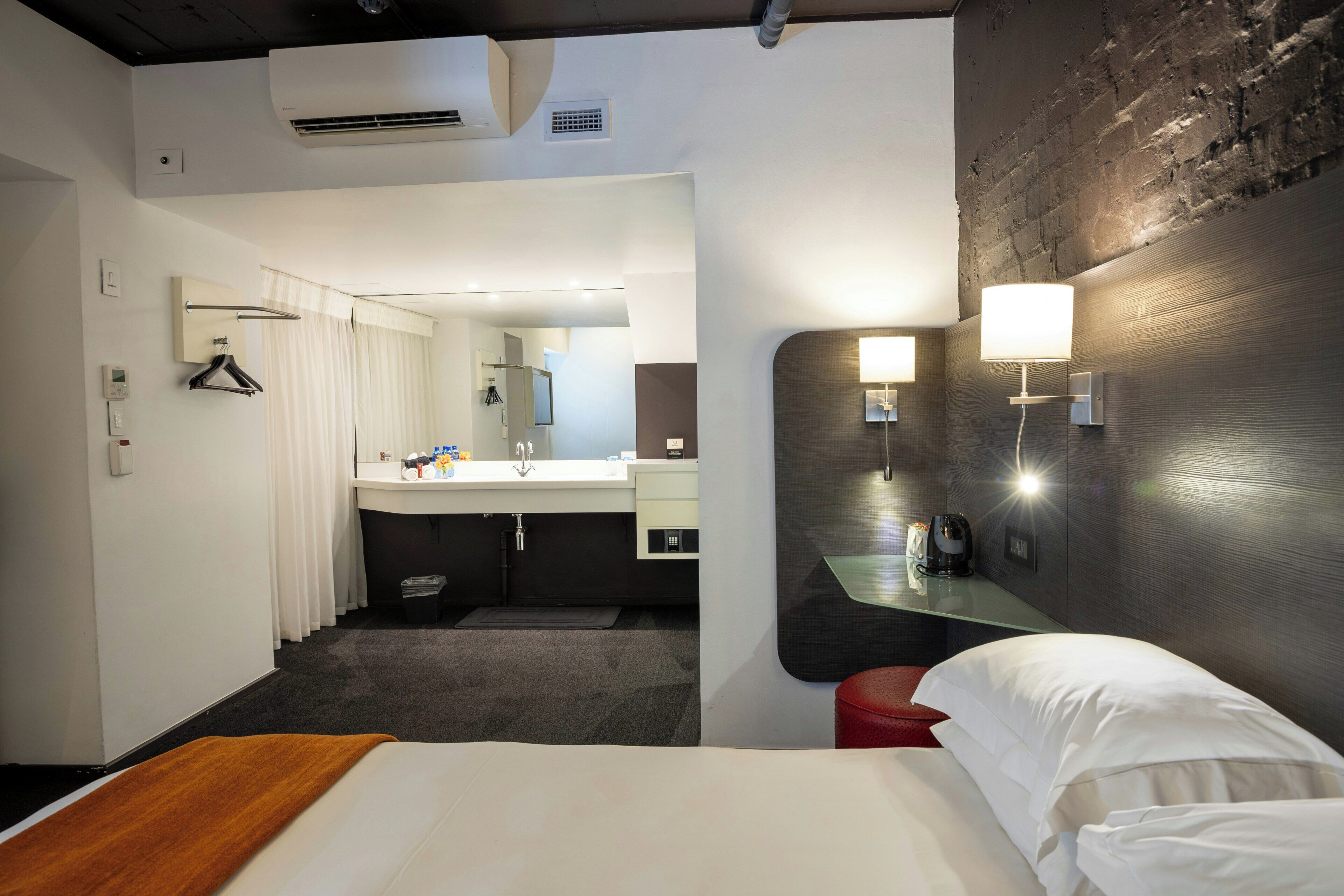 Kamer, 1 queensize bed (Cabin) | Een kluis op de kamer, verduisterende gordijnen