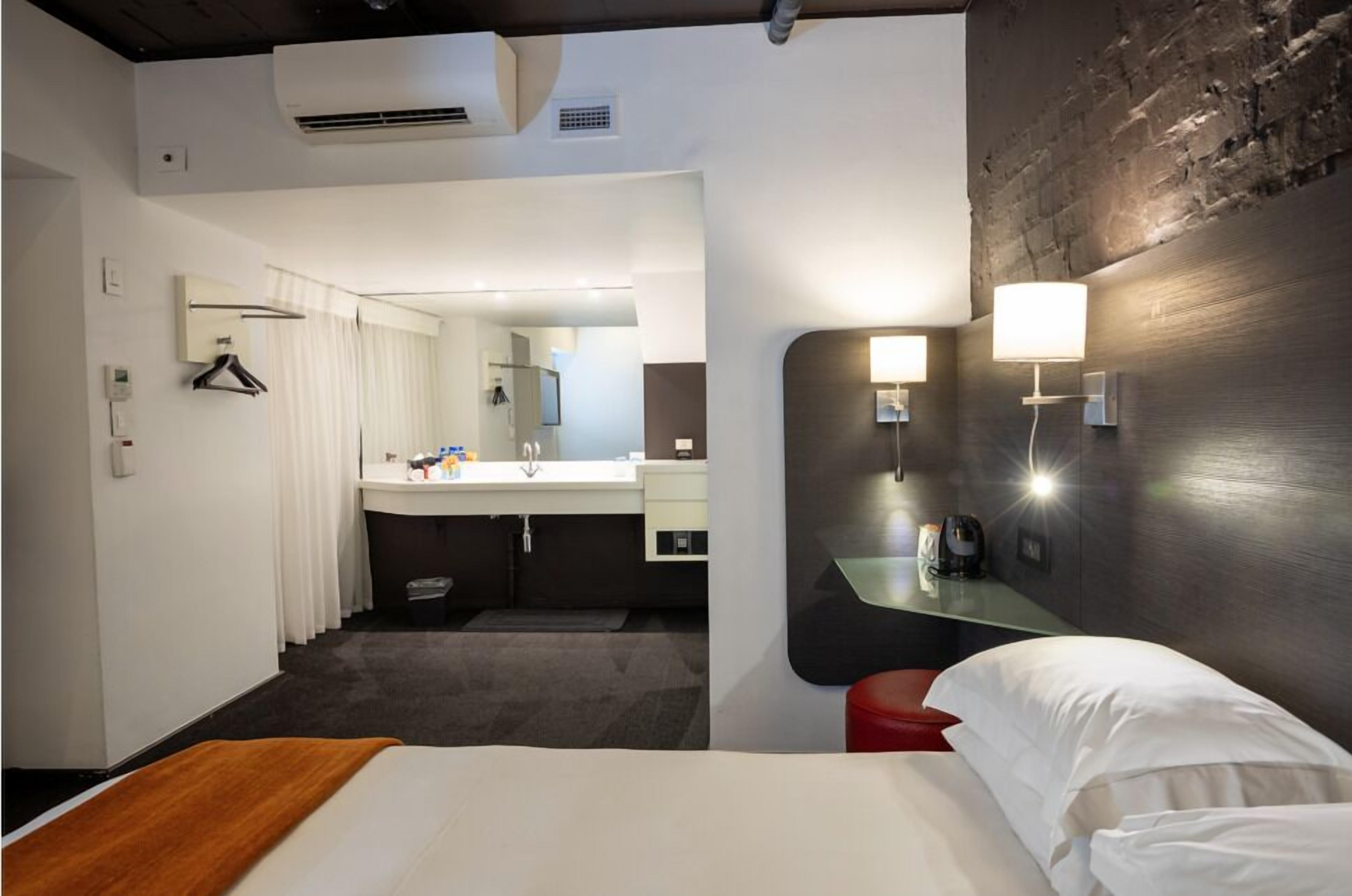 Room, 1 Queen Bed (Cabin) | In-room safe, blackout drapes, iron/ironing board (on request)