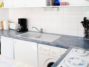 冷蔵庫、電子レンジ、オーブン、コンロ