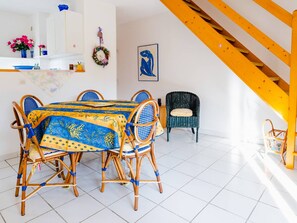 Dining - Charming 3-Room Cottage with Terrace, Parking & WIFI, Sleeps 4 (Narbonne-Narbonne Plage-Narbonne Plage)