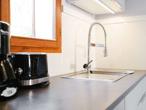 Jääkaappi, mikroaaltouuni, uuni, liesi