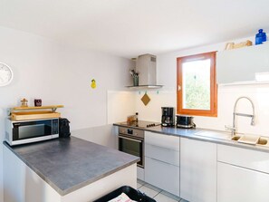 Frigorífico, microondas, horno y placa de cocina