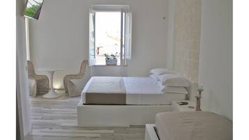 Deluxe Triple Room | Minibar, in-room safe, desk, soundproofing