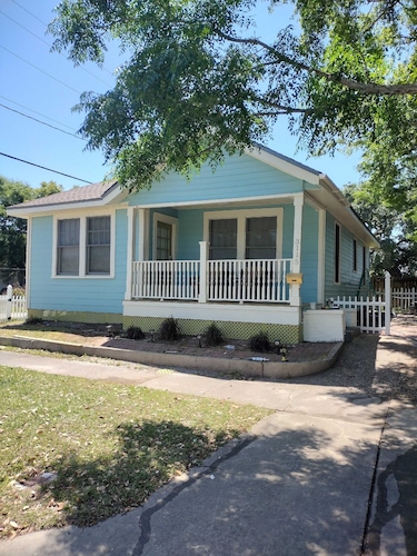 Mississippi Blues & Beach Cottage - Perfectly Located in Gulfport!