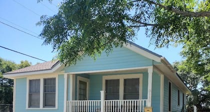 Mississippi Blues & Beach Cottage - Perfectly Located in Gulfport!