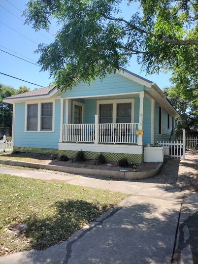 Mississippi Blues & Beach Cottage - Perfectly Located in Gulfport!