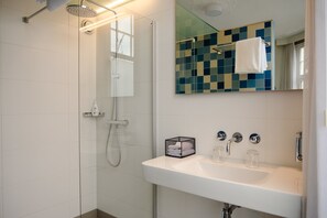 ห้องดีลักซ์ดับเบิล, ระเบียง | ห้องน้ำ | ฝักบัว, ของใช้ในห้องน้ำฟรี, ไดร์เป่าผม, ผ้าเช็ดตัว