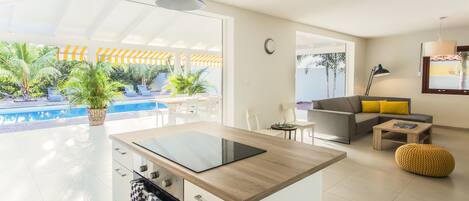 Full-sized fridge, microwave, oven, stovetop