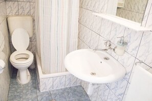 Apartamento, 1 habitación (D) | Baño | Ducha y toallas