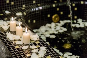 Candles on a tiled surface with water and floating petals. - LA SEÑORIA (San Miguel de Allende)