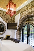 Deluxe Room, 1 King Bed, Non Smoking | Premium bedding, down comforters, Select Comfort beds, minibar