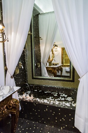 Suíte premium, 1 cama King, para não fumantes | Banheiro | Produtos de toalete grátis, secador de cabelo, roupões de banho, bidê