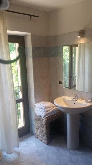 Shower, free toiletries, hair dryer, bidet - La Cascina del Castello (Asti)