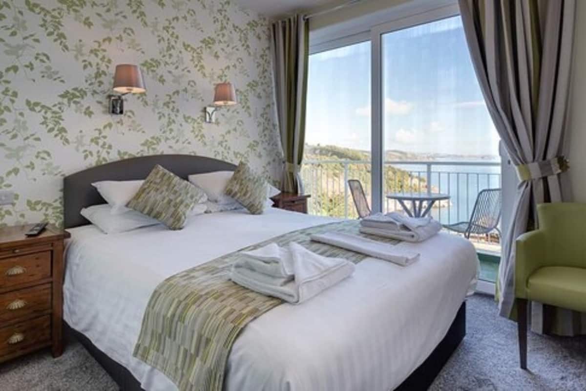 double room, balcony, sea view | individually decorated, individually furnished, desk, iron/ironing board