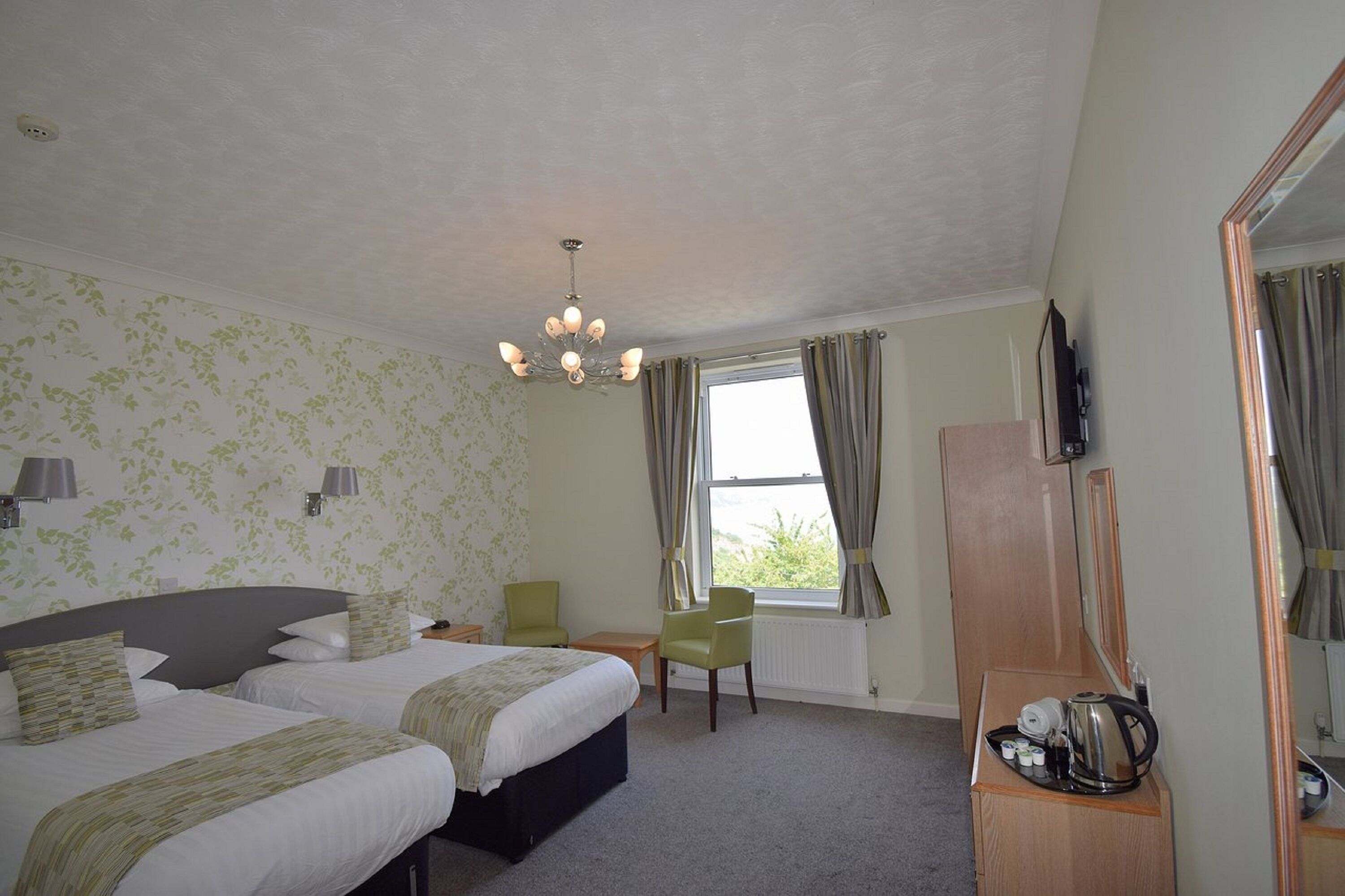 standard twin room | individually decorated, individually furnished, desk, iron/ironing board