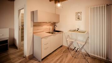 Deluxe Double Room, Patio, Garden View | Private kitchen | Fridge, stovetop, cookware/dishes/utensils