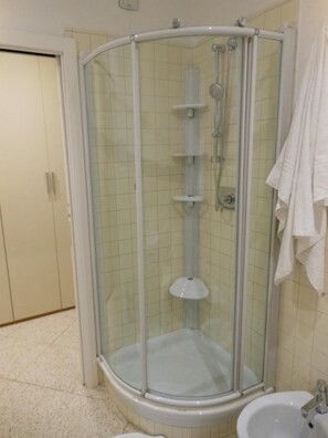 Apartamento familiar, 1 habitación (Luna 3) | Ducha del cuarto de baño