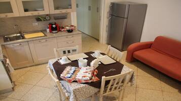 Apartamento familiar, 1 habitación (Luna 3) | Zona de estar | Una televisión