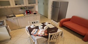 Apartamento familiar, 1 habitación (Luna 3) | Zona de estar | Una televisión