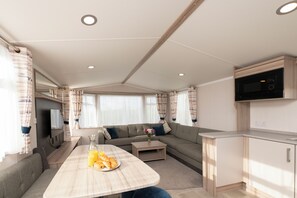 Mobile Home (Sunsaver Pet) | Cribs/infant beds, WiFi, bed sheets - Tencreek Holiday Park (Looe)