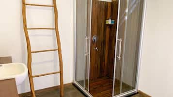 Exclusive Villa (Family) | Bathroom | Shower, free toiletries, towels