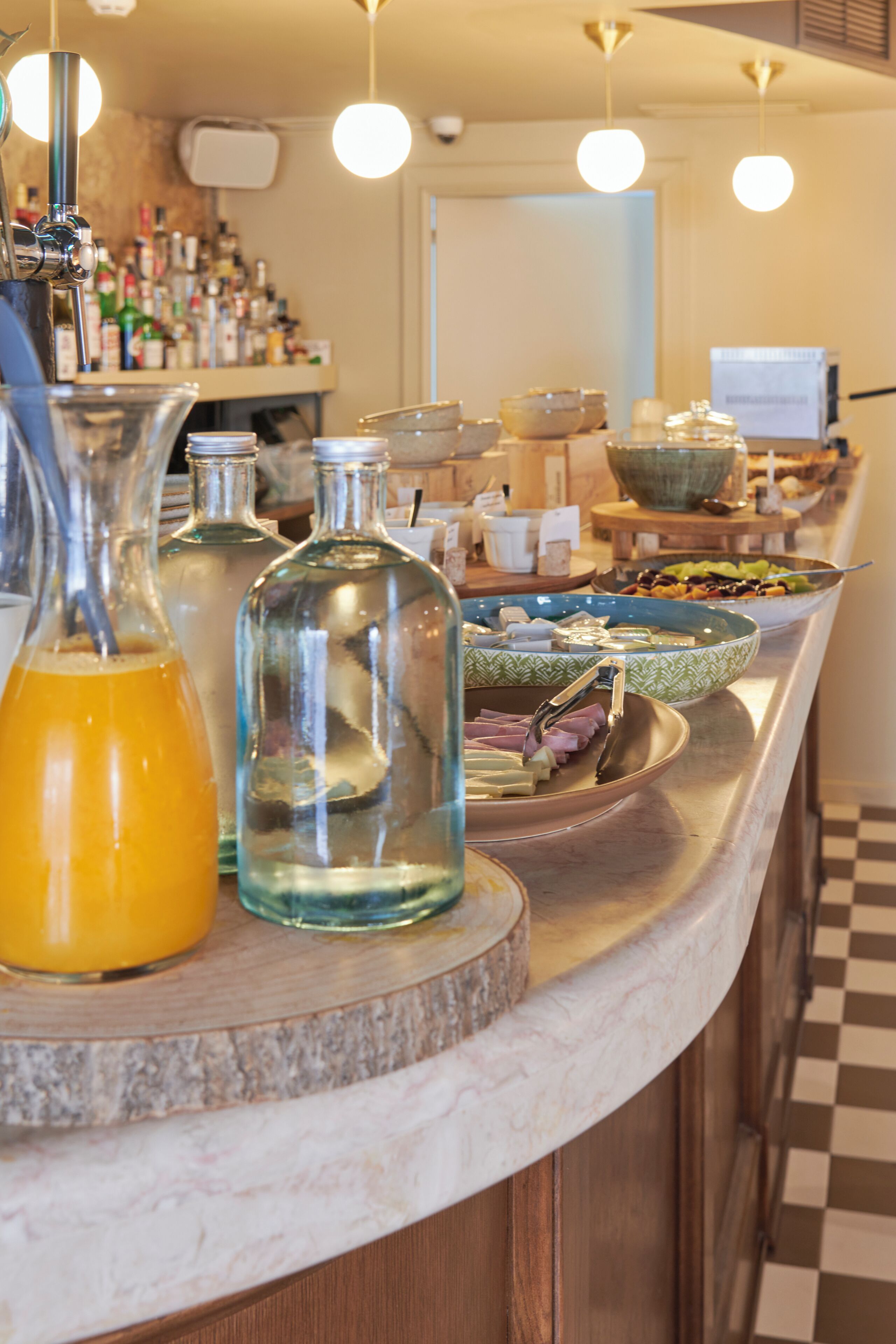 每日供應自助早餐 (每人 EUR15)