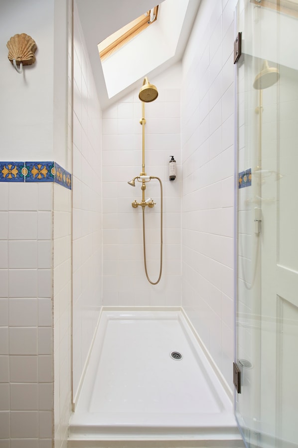 Chambre Double Premium | Salle de bain | Articles de toilette gratuits, sèche-cheveux, serviettes fournies