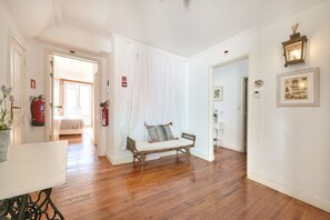 ฝ่ายต้อนรับ