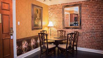 Caja de seguridad en la habitación y tabla de planchar con plancha