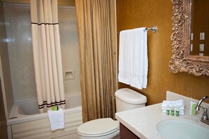 Kostenlose Toilettenartikel, Haartrockner, Handtücher, Seife
