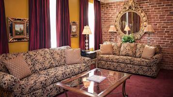 Caja de seguridad en la habitación y tabla de planchar con plancha