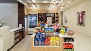 Zona de exhibición de aperitivos con diversas papas fritas y bocadillos.