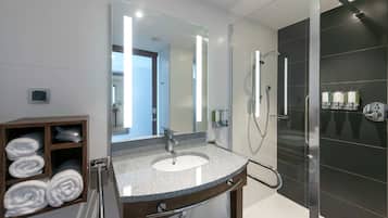 Chambre, 1 grand lit, accessible aux personnes à mobilité réduite | Douche de la salle de bain