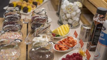 Ein reichhaltiges Buffet mit verschiedenen Speisen und Beilagen.