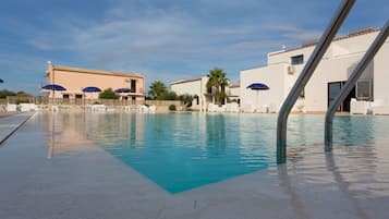 Piscina a l'aire lliure de temporada (horari: 09:00-19:30) i para-sols