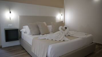 1 bedroom, premium bedding, desk, free WiFi