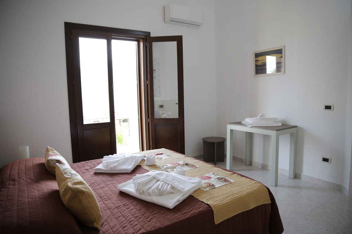 1 bedroom, premium bedding, desk, WiFi (free)