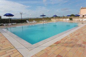Piscine extérieure en saison, accÚs possible de 9 h à 19 h 30, parasols