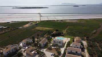 Vista frontal de la propiedad