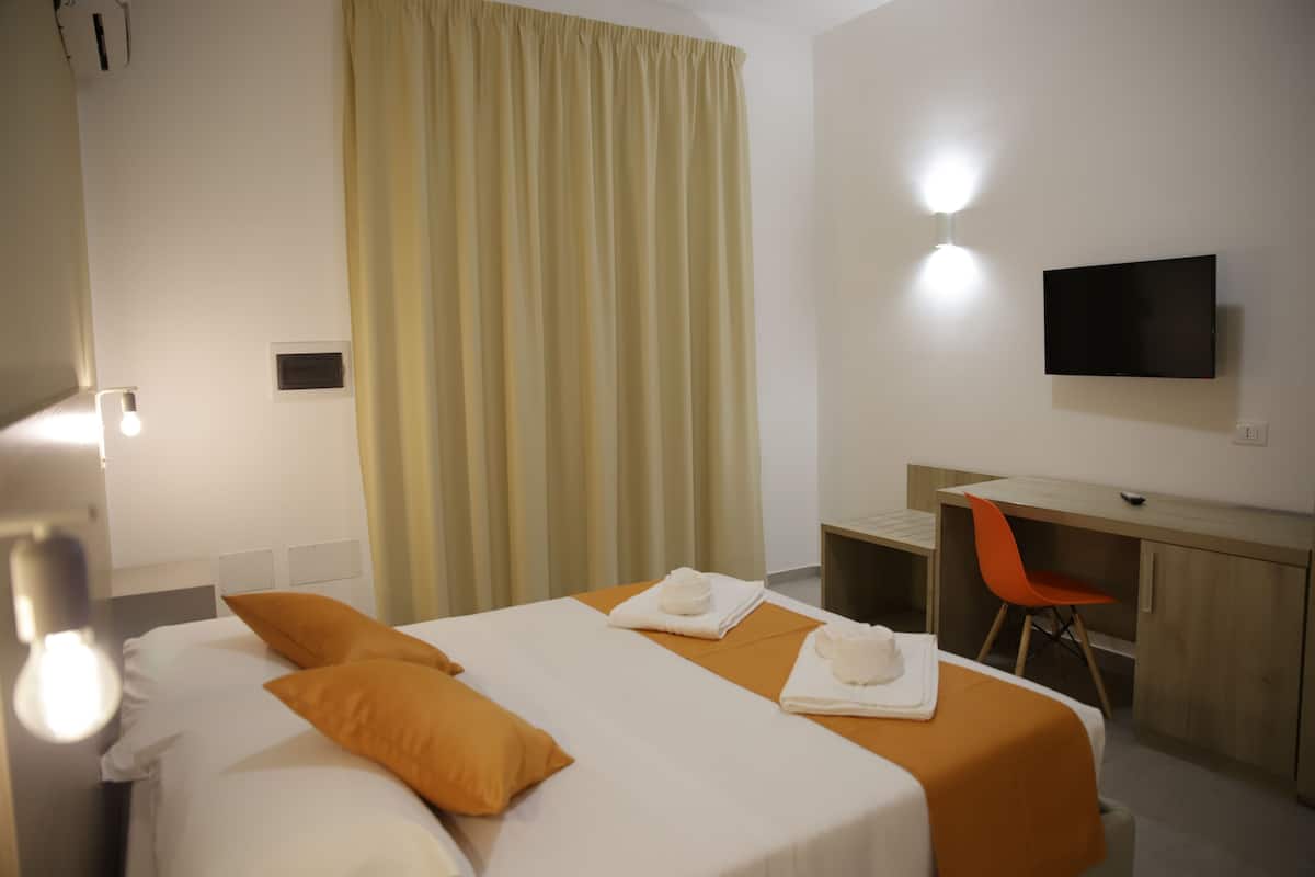 1 Schlafzimmer, hochwertige Bettwaren, Schreibtisch, kostenloses WLAN