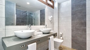 Een douche, een haardroger, handdoeken, toiletpapier