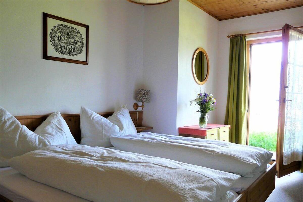 Habitación con 1 cama matrimonial o 2 individuales | Muebles diferentes, escritorio y tabla de planchar con plancha