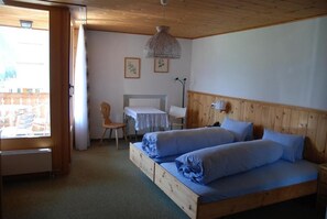 Muebles diferentes, escritorio y tabla de planchar con plancha
