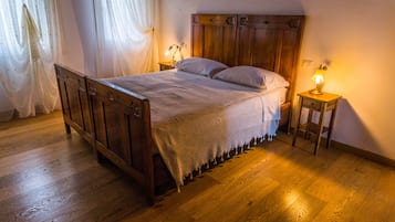 Camera tripla | Una scrivania, culle/letti per bambini (gratuiti)