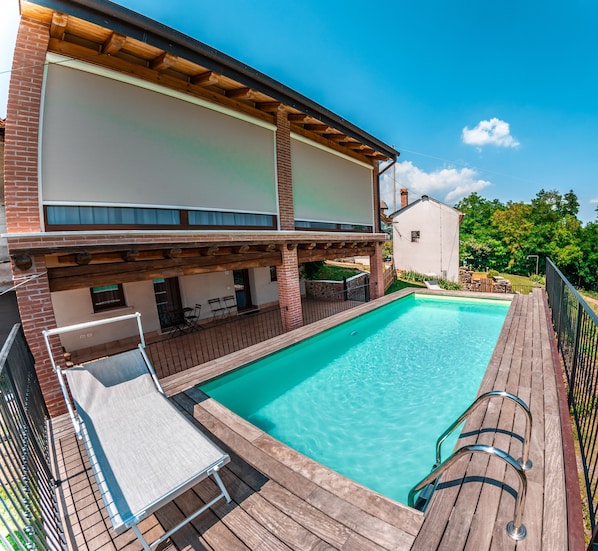 En sÀsongsöppen utomhuspool